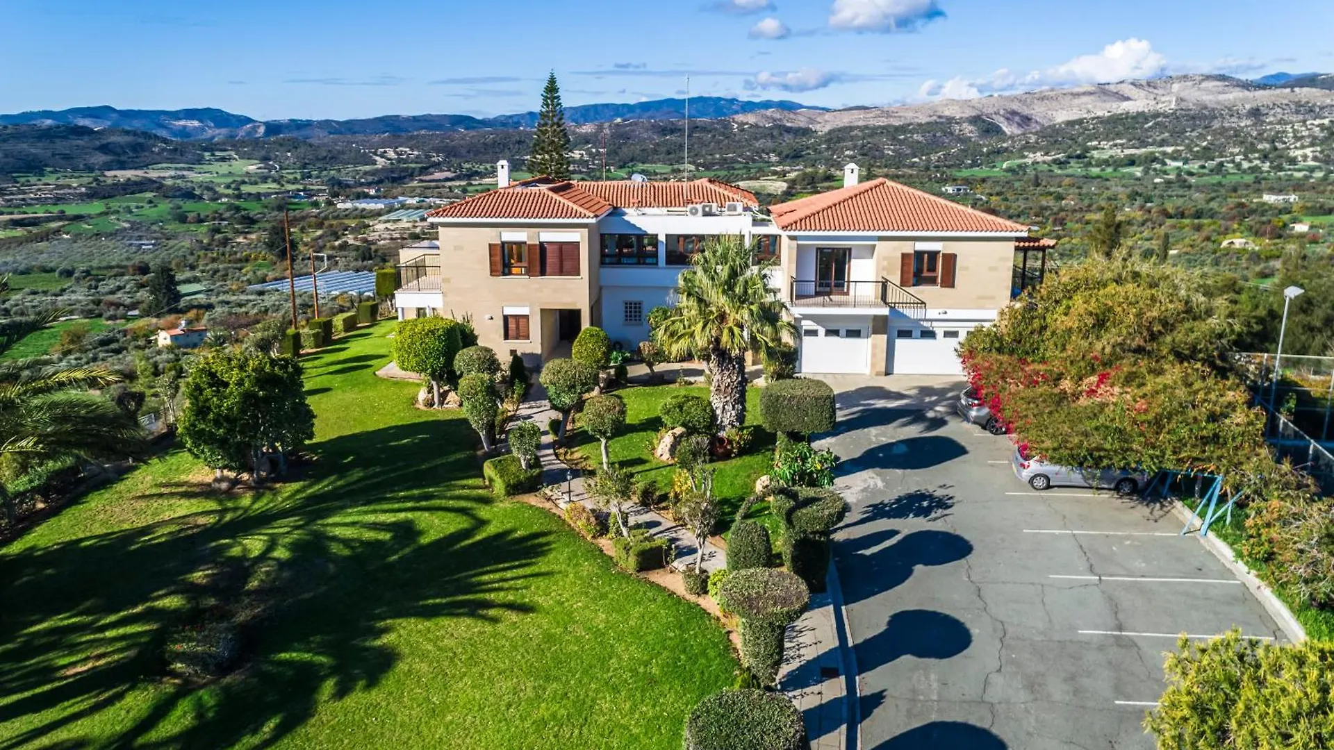 فيلة فيلا Mountain View 6 Bed Mansion With Private Padel Court, Pool & Gym لارنكا