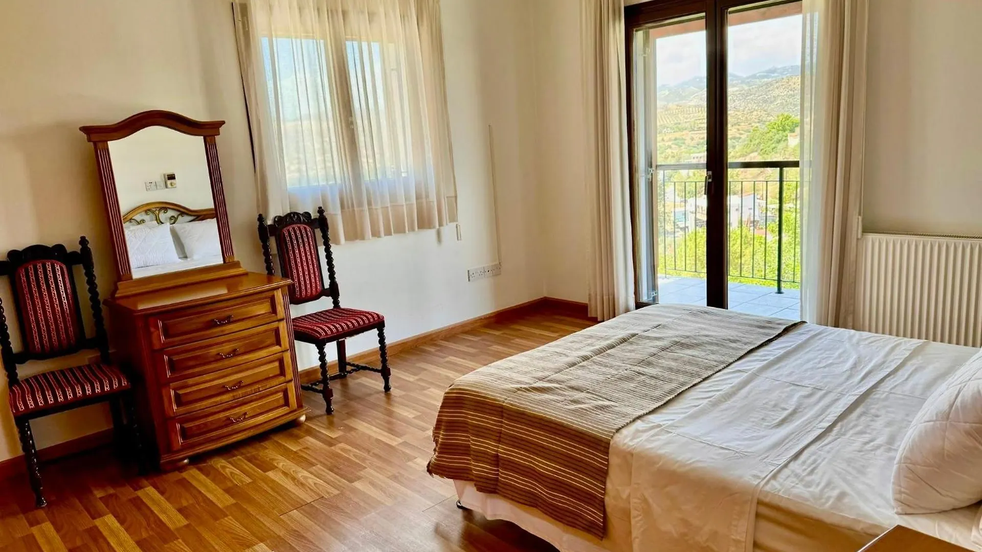 فيلا Mountain View 6 Bed Mansion With Private Padel Court, Pool & Gym لارنكا فيلة