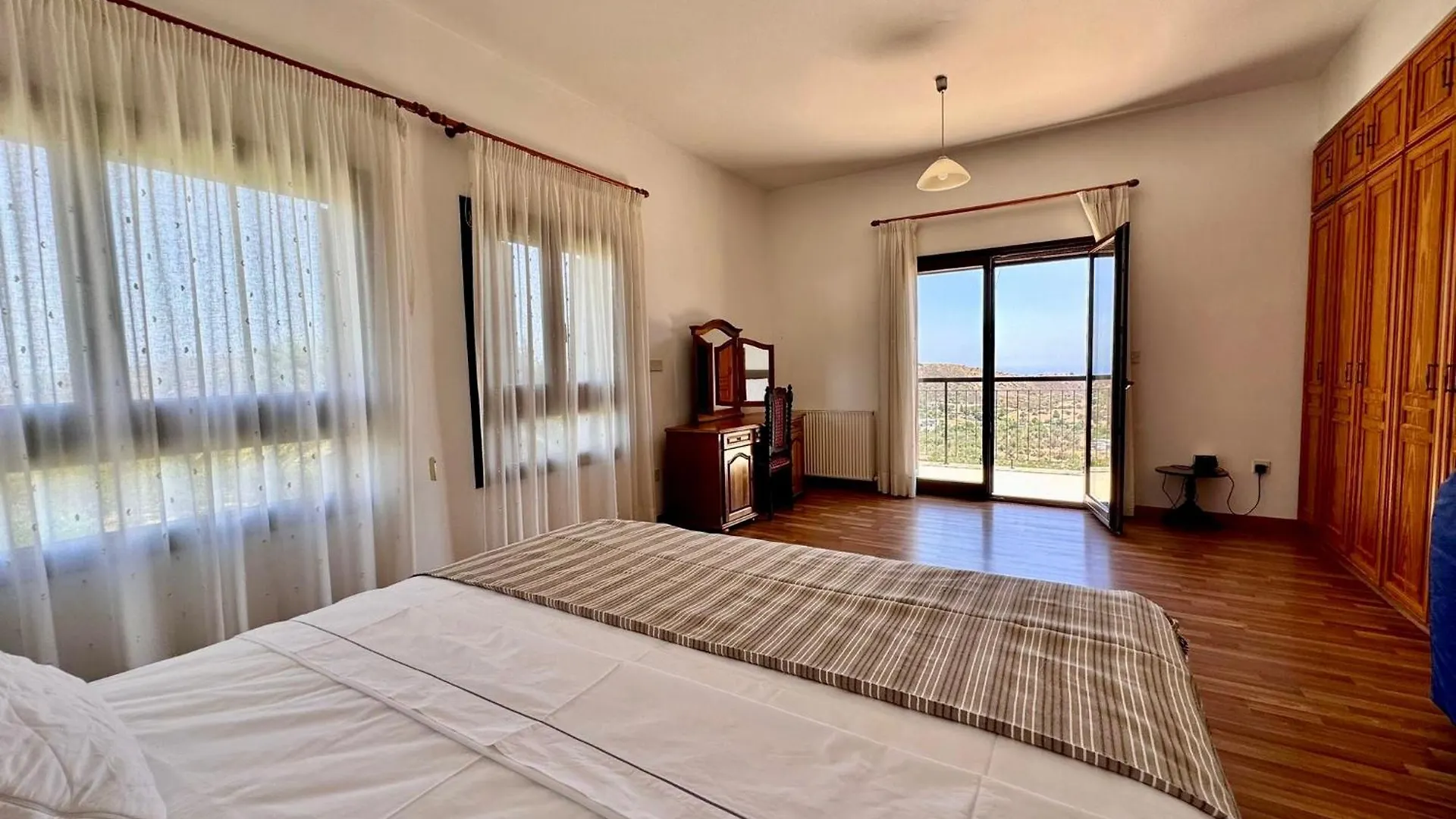 Вилла Mountain View 6 Bed Mansion With Private Padel Court, Pool & Gym Ларнака